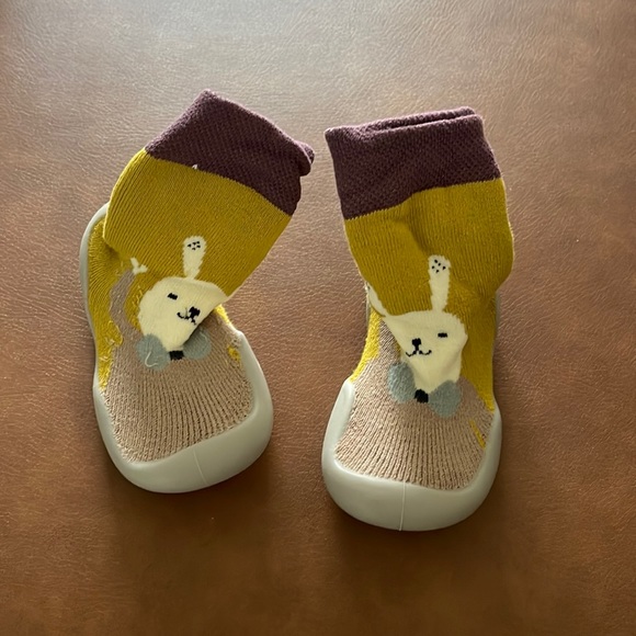 Infant Slip on Sock Shoes 9-12 Months - Picture 1 of 3